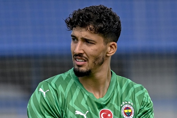 Vấn đề nan giải của Man United: Tìm kiếm người gác đền thay thế Onana trong mùa giải 2025/26